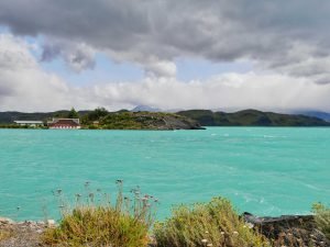 Lage Pehoe Patagonia crystal clear bright blue water