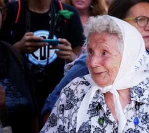 old lady of madres de la plaza de mayo
