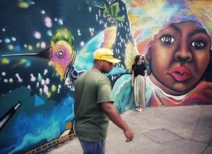 girl posing in comuna 13